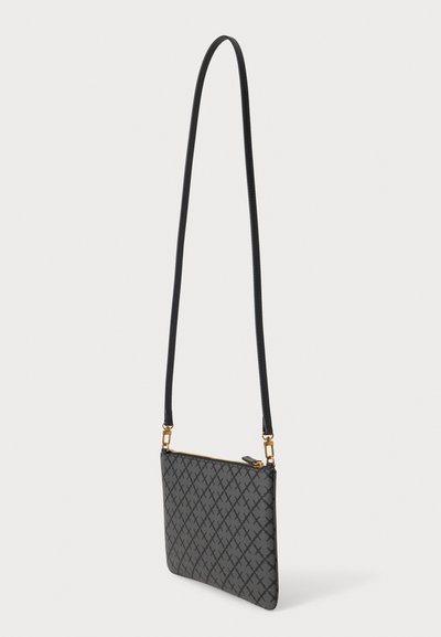 Petit sac bandoulière gris avec motif croisé diagonal noir et fine lanière noire avec fermoirs et fermeture éclair dorés.