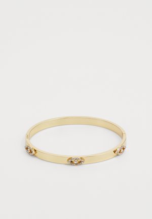 Brățară din aur cu un design elegant, având trei accente decorative cu pietre prețioase strălucitoare de-o parte și de alta. Textură netedă.