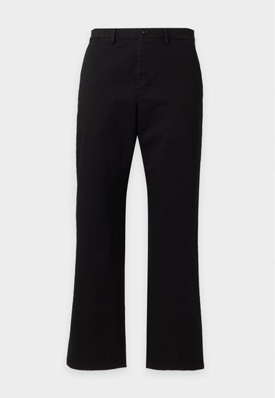 Pantalon noir à jambes droites avec fermeture par bouton et zip à l'avant, passants de ceinture et design simple, présenté sur un fond blanc uni.