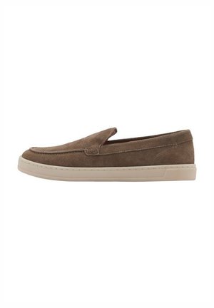 Mocassin marron en daim à enfiler avec semelle en caoutchouc beige clair, petit talon et détail de couture minimal sur le côté.