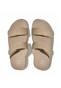 Dos pares de sandalias de deslizar en beige. Presentan dos correas anchas y texturizadas con un sutil brillo. Plantilla suave y acolchada con el logo.