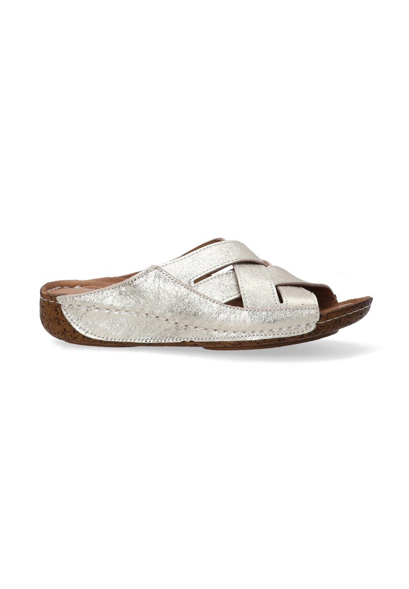 Metallisk sølvfarvet slidesandal med krydsede stropper, struktureret overdel og korksål. Åben tå-design for nemt slip-on.
