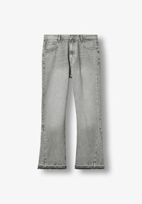 Jean gris à jambes larges avec poches avant et arrière, passants de ceinture, fermeture par bouton et ourlet brut.