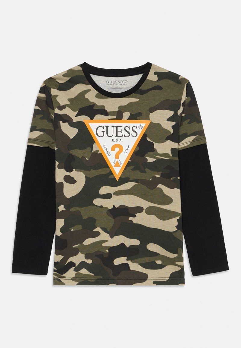 Chemise à manches longues en camouflage vert et beige, avec un col rond noir et un logo triangulaire orange proéminent sur le devant.