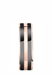 Roséguldring med tre parallella band: ett polerat roséguld, två som växlar mellan matt och glansig svart finish.