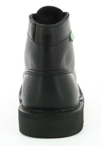 Bottine noire en cuir avec un bout rond, texture lisse, talon bas et accent vert près du haut. Détails cousus le long des côtés.