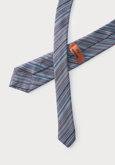 Cravate rayée bleue et marron avec une étiquette marron indiquant "MISSONI" sur un fond clair.