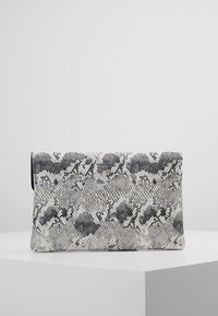 Käärmeenahkakuvioitu clutch-vaaleanharmaan ja mustan sävyissä. Kuvioitu pinta, jossa taitettava läppä ja yksinkertainen, minimalistinen muotoilu.