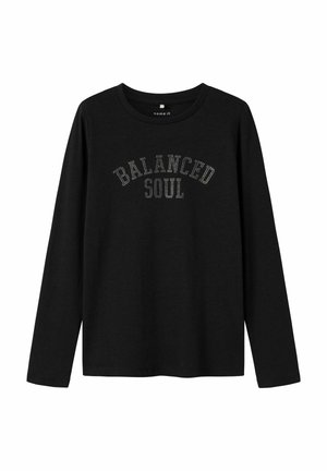 Schwarzes Langarm-T-Shirt aus softem Stoff, das den Text "BALANCED SOUL" aus silbernen Nieten über die Brust hat. Rundhalsausschnitt.
