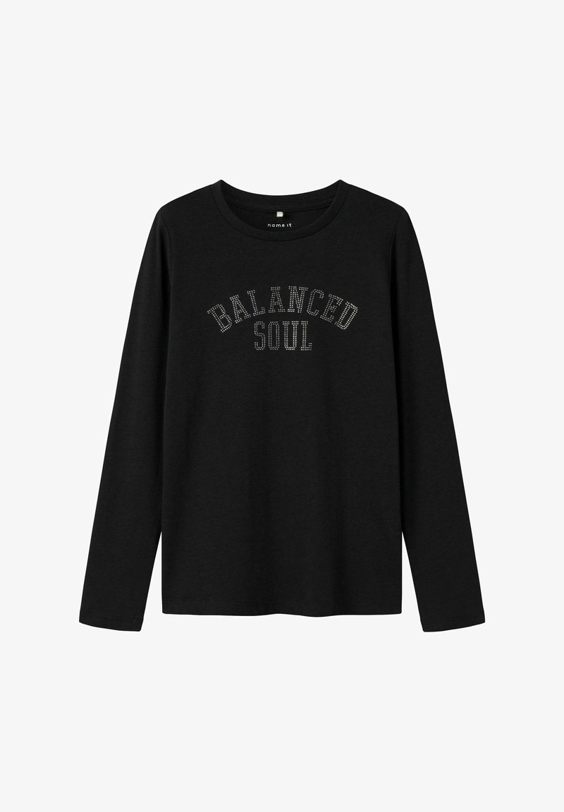 Zwarte langelasting t-shirt gemaakt van zacht stof met de tekst "BALANCED SOUL" in zilveren studs over de borst. Ronde halslijn.