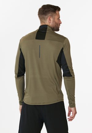 Olijfgroen longsleeve shirt met zwarte accenten, met een strak ontwerp en een reflecterende verticale lijn op de achterkant. Vochtafvoerende stof.