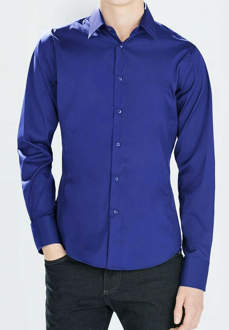 Chemise à manches longues bleue, en tissu lisse ; présente un col pointu, une patte de boutonnage avec des boutons assortis, et une coupe ajustée.
