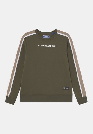 Sudadera verde oliva con cuello redondo, acentos a rayas beige y blanco en los hombros, y el logo "JACK & JONES" en el frente. Puños acanalados.
