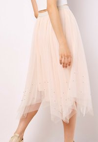 Helle rosa Tüll-Midi-Rock mit schichtweisem Design, verziert mit kleinen silbernen Nieten und ausgestattet mit einem elastischen Bund.