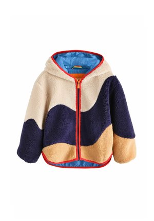 Veste polaire à capuche pour enfant avec blocs de couleurs beige, bleu marine et marron clair, fermeture éclair orange et doublure intérieure bleue.