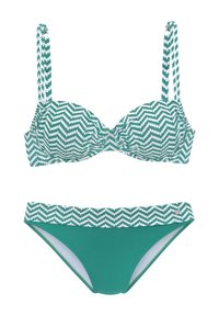 Set bikini a zigzag verde e bianco. Il reggiseno ha coppe preformate con spalline regolabili. Lo slip è in tessuto verde uniforme con cintura decorata.