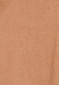 Tecido terracota com uma textura estriada, apresentando uma superfície suave e lisa e uma cor consistente por todo o tecido. Sem padrões ou acentos visíveis.