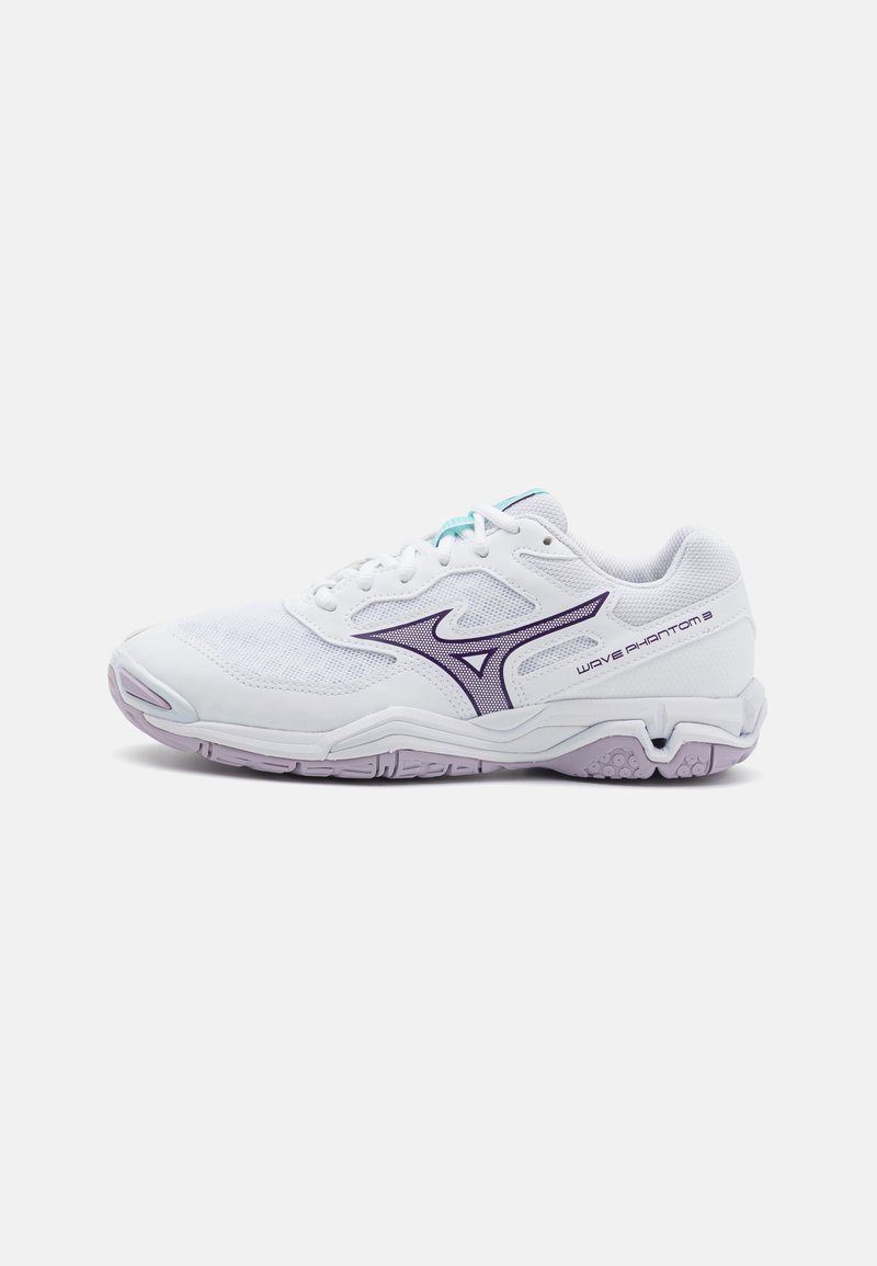 Sapato desportivo branco com painéis de malha e detalhes roxos. Apresenta uma sola flexível e um colarinho almofadado para conforto. Logótipo da marca notável na lateral.