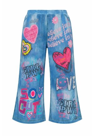 Pantalones vaqueros de pierna ancha con estampados de estilo graffiti colorido que incluyen corazones, "GIRL PWR", "LOVE", "SO CUTE" y flores.
