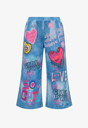 Pantalones vaqueros de pierna ancha con estampados de estilo graffiti colorido que incluyen corazones, "GIRL PWR", "LOVE", "SO CUTE" y flores.