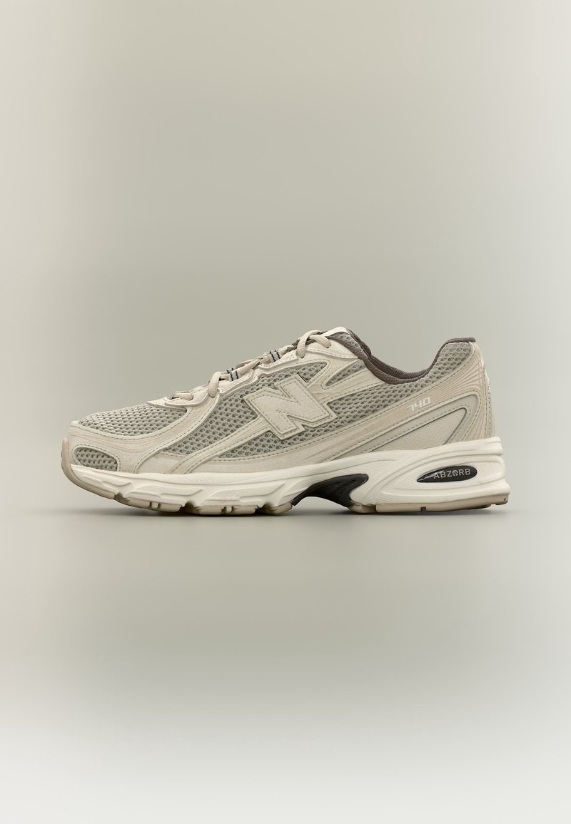 Baskets New Balance 140 gris clair avec panneaux en mesh, design à lacets et semelle intermédiaire amortissante ABZORB, vues de profil.