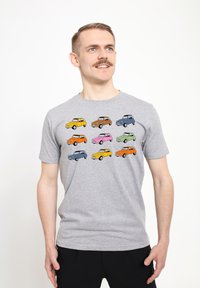Grijze katoenen t-shirt met een kleurrafische afbeelding van cartoon vintage auto’s in geel, oranje, roze, groen, blauw en bruin. Korte mouwen.