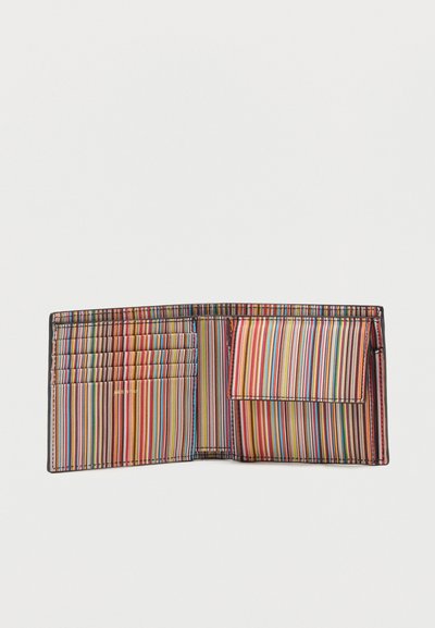 Πορτοφόλι με πολύχρωμες κάθετες ρίγες, ανοιχτό για να δείξει πολλές θήκες καρτών αριστερά και ένα πορτοφόλι νομισμάτων με καπάκι δεξιά.