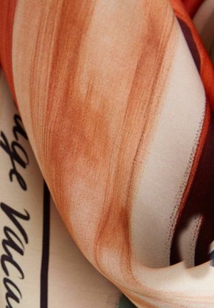 Satinsjal med varme, jordagtige toner i glat tekstur, med abstrakte penselstrøgsmønstre og bemærkelsesværdig trykt tekst.