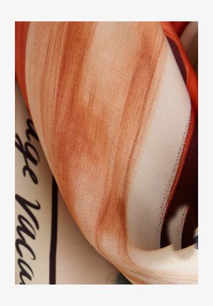 Eșarfă din satin cu tonuri calde, pământii, cu textură netedă, având modele abstracte de tușe de pensulă și text imprimat remarcabil.