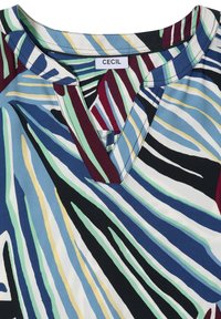 Blouse colorée à rayures abstraites en bleu, vert, jaune, noir et marron, avec un col en V et un col avec une étiquette "CECIL".