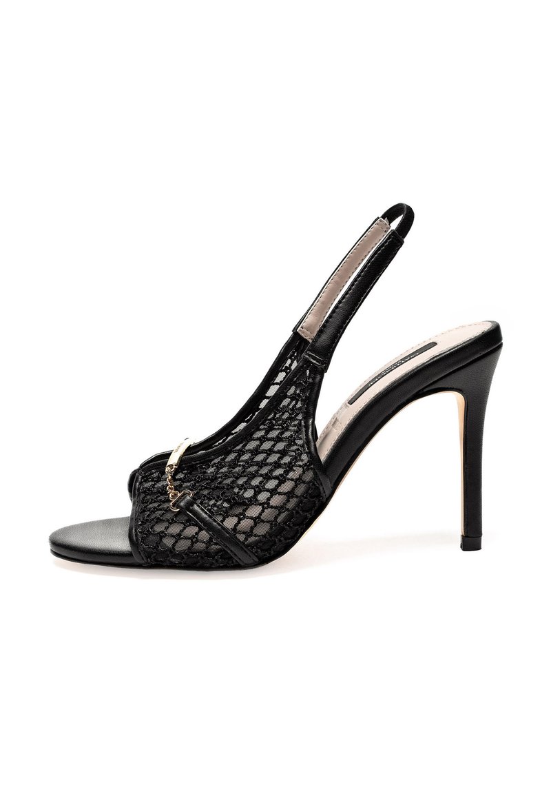 Černá lodička na vysokém podpatku se síťovaným svrškem, otevřenou špičkou a zlatými akcenty. Hladká kožená pata a stélka.