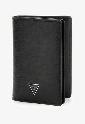Schwarze Lederbörse mit strukturierter Oberfläche, ausgestattet mit einem silbernen, dreieckigen Logo auf der Vorderseite und einem klappbaren Design mit mehreren Kartenfächern.
