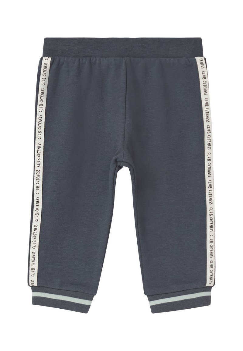 Grijze sportbroek van een zachte stof, met een elastische tailleband, contrasterende boorden en zijstrepen met de tekst "CLUB FITNESS".