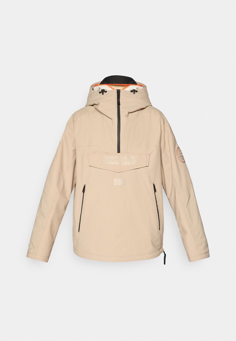 Veste imperméable beige avec une fermeture éclair à l'avant, capuche réglable, deux poches latérales et un patch logo sur la poitrine. Texture lisse et tissu durable.