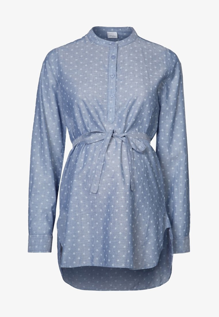 Blusa premamá de manga larga en azul claro con estampado de estrellas blancas, cuello abotonado y cinturón atado en la cintura, con dobladillo curvado.
