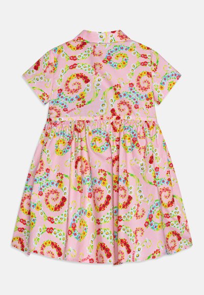 Vestido rosa de manga corta con espirales florales en rojo, amarillo y azul. Cuenta con un cuello tipo solapa y una cintura fruncida para una falda acampanada.
