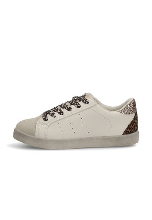 Zapatilla con parte superior de cuero beige, acentos de estampado de leopardo en el talón y suela beige texturizada; presenta cordones estampados y diseño perforado.