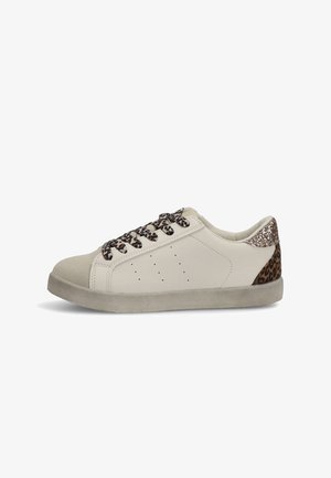Zapatilla con parte superior de cuero beige, acentos de estampado de leopardo en el talón y suela beige texturizada; presenta cordones estampados y diseño perforado.