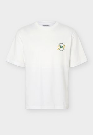 Bela majica s kratkimi rokavi in majhnim barvitim okroglim logotipom na levi strani prsnega koša z napisom "J.Lindeberg Augusta, GA."