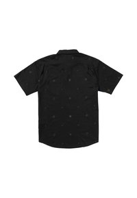 Camisa negra de manga corta con patrones geométricos en marrón. Cuello tipo polo, corte relajado y dobladillo curvado en la parte inferior. Textura de tela suave.