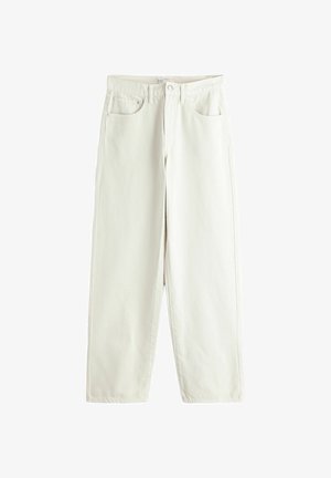 Kreminės spalvos tiesių kojų džinsai su penkiomis kišenėmis, diržo kilpelėmis ir metaline sagtele juosmens srityje.