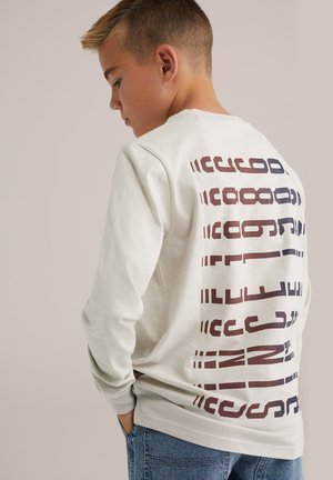 Langärmliges, hellgraues Sweatshirt mit abstraktem Textdesign auf der Rückseite in verschiedenen Brauntönen. Das Material wirkt weich und hat eine lockere Passform.