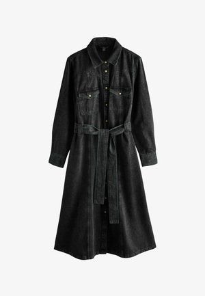 Ilga juoda džinsinė suknelė su apykakle, priekiniais mygtukais, dviem krūtinės kišenėmis ir derančiu diržu juosmenyje. Yra matoma siuvimo linija.