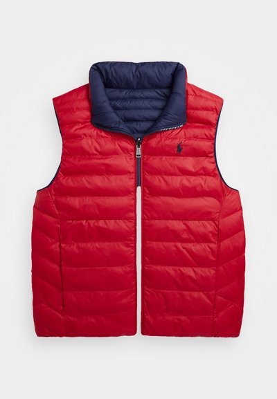 Sarkans pūkains vestes ar augstu tumši zilu apkakli, ar rāvējslēdzēju priekšā un horizontālu quilted rakstu. Iekļauj logo kreisajā krūtī un bez piedurknēm.