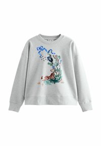 Lichtgrijze sweatshirt met kleurrijke natuurillustratie waarin een koala, een rode vos, bomen en blauwe linten zijn afgebeeld.