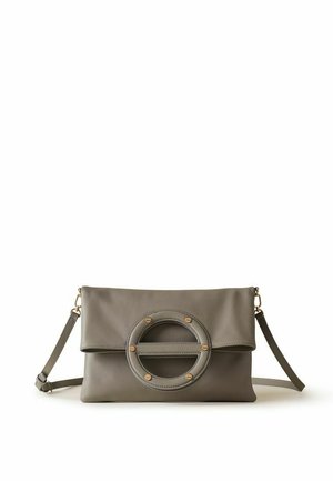 Sac bandoulière en cuir taupe avec fermeture à rabat circulaire ornée de rivets dorés et bandoulière réglable sur fond blanc.