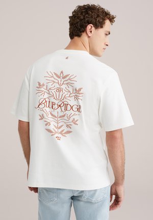 Wit katoenen T-shirt met korte mouwen, voorzien van een koperen grafisch ontwerp van een boom en de tekst "BLUE RIDGE" op de achterkant.