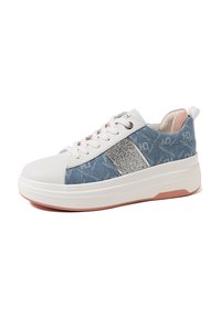 Sneaker bianco con upper in denim, striscia argento glitterata e dettagli rosa. Suola intermedia spessa bianca e suola esterna in gomma testurizzata.