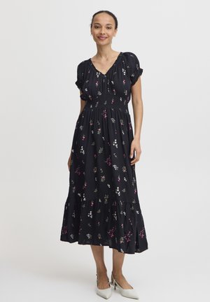 Zwarte midi-jurk met bloemenprint, een smock taille, korte pofmouwen en een gelaagde zoom, vervaardigd uit lichte stof.