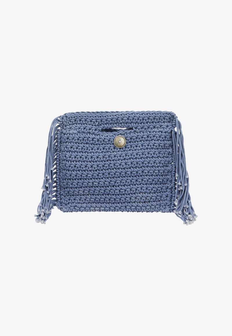 Geantă croșetată de culoare albastru deschis, având un mâner superior, franjuri decorative pe laterale și un închizător circular din argint.